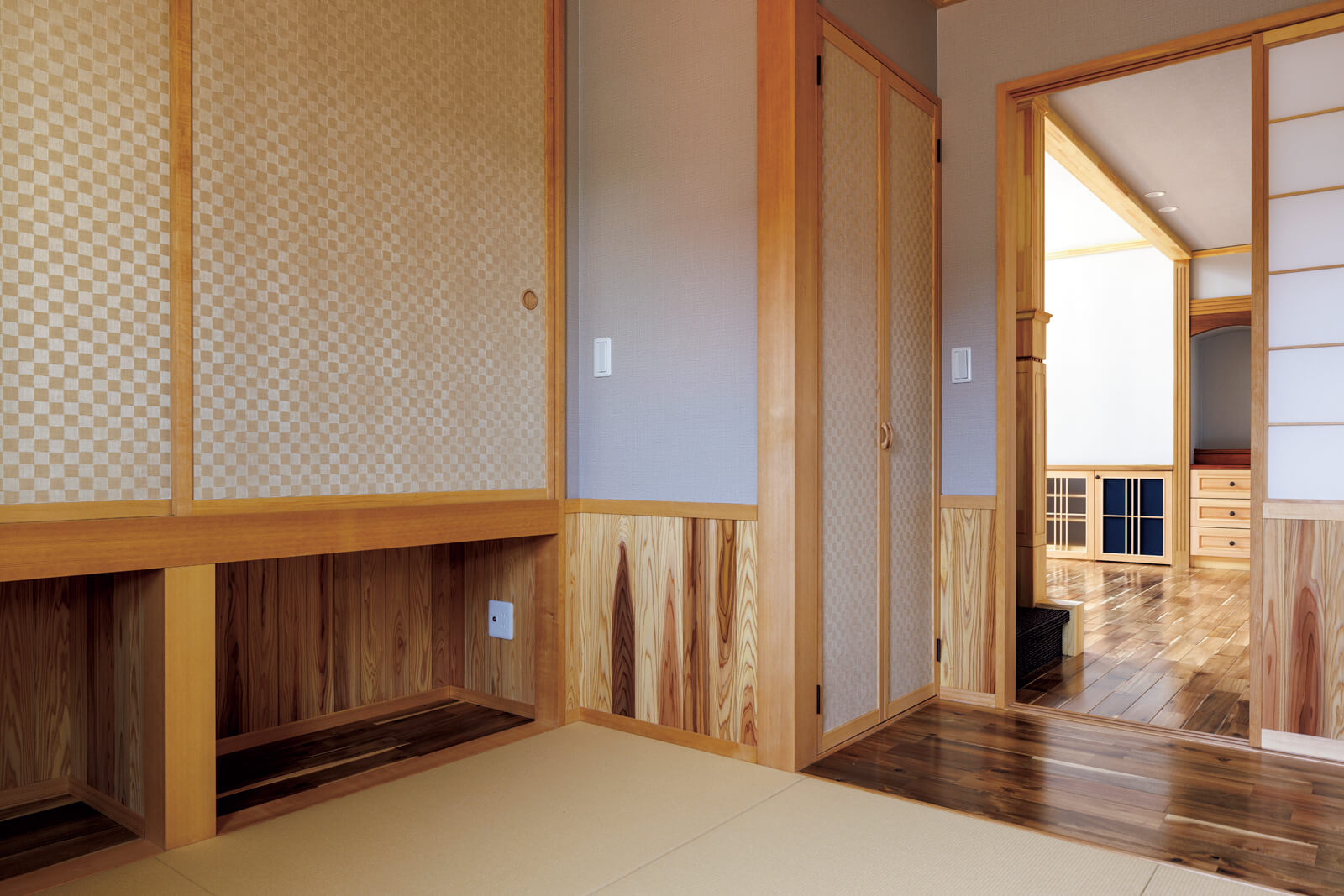 1階和室。腰壁に張ったスギの羽目板と畳の組み合わせが心地よい和モダンな空間