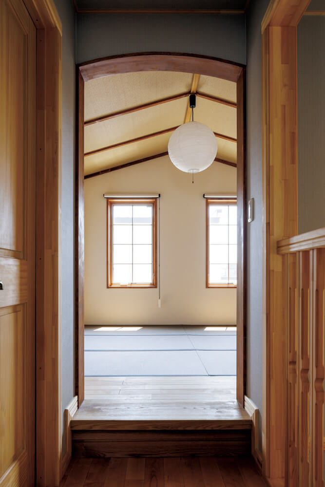 2階の和室は床のレベルが高く、自ずと低くなる天井が和室ならではの落ち着きをもたらす。畳とフローリングの境界線や、壁や襖のクロスなど、和洋折衷の美しさも魅力