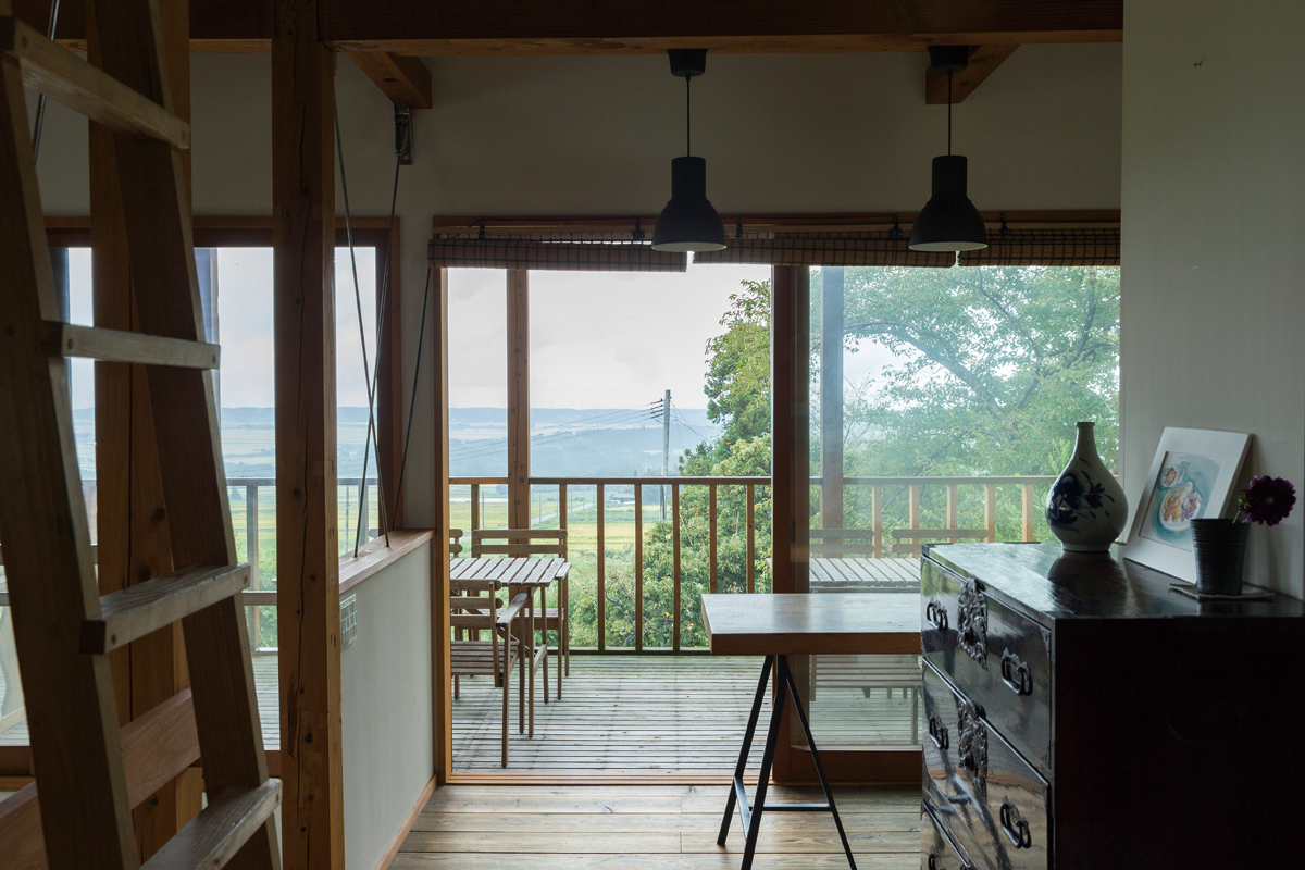 晴れた日には日本海まで見えるというテラス。高台ならではの贅沢な眺めだ。テラスの手前には料理教室に使うレクチャースペースを準備