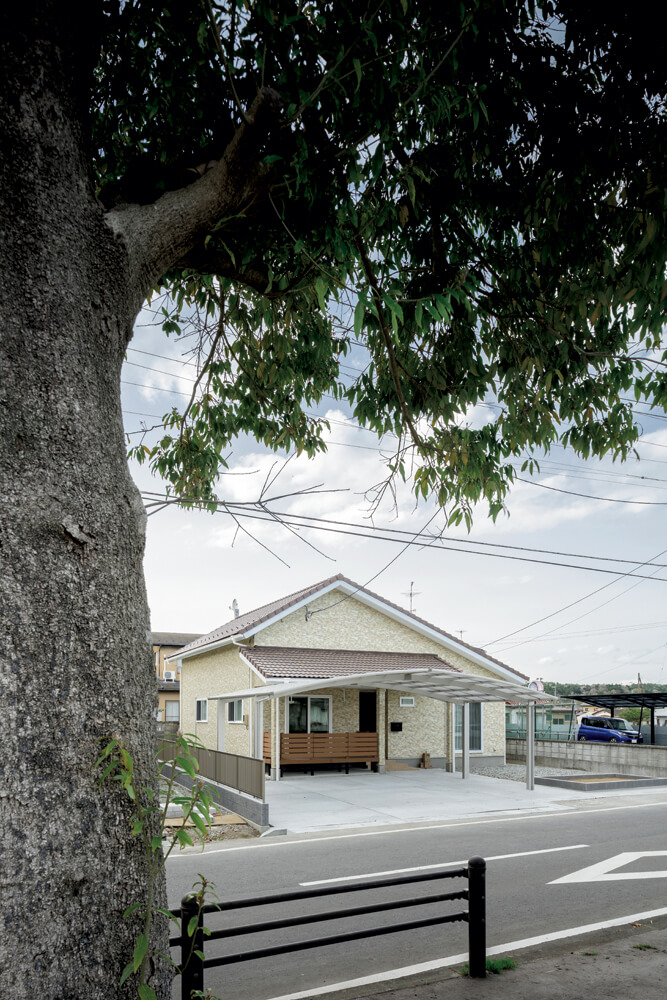 建物の中心に家族が集うキッチンを配置した「中庭のある平屋」。中庭から室内へ光が行き渡り、カフェ風の設いも生きる空間設計。長期優良住宅の認定を受けた、耐震性、省エネ性においても高い水準の住まい