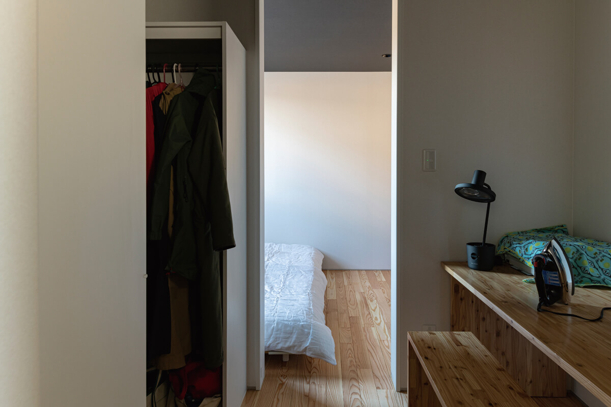 寝室はウォークインクローゼット、ユーティリティに直結する裏動線が設けられている