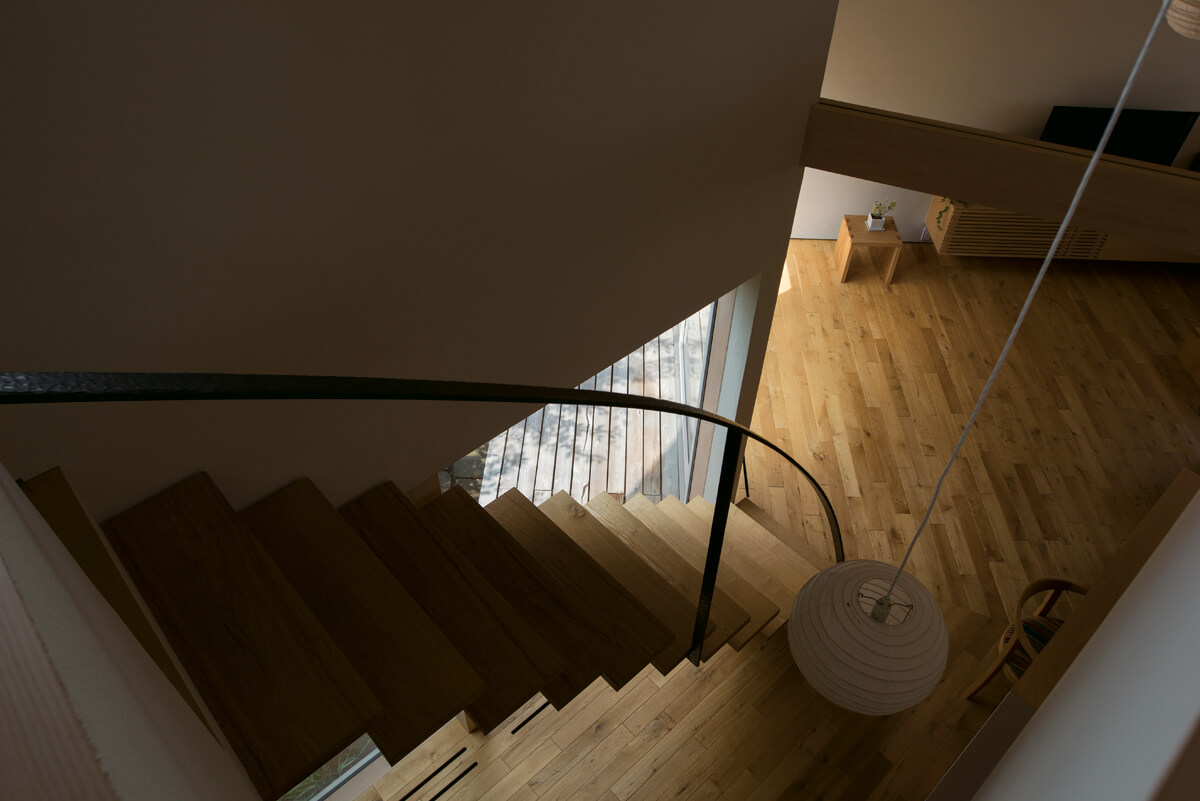 2階から1階を見下ろす。適度な光と影の陰影が室内をやわらかく照らす