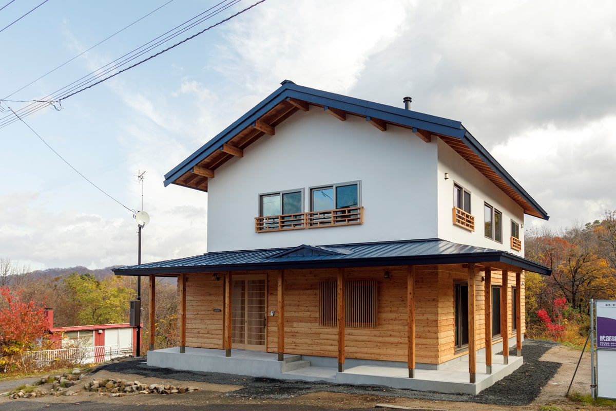 シンプルで大きな屋根も「北の民家モデル」の特徴の一つ。今後、玄関前には除雪の負担を軽減するカーポートも設置の予定