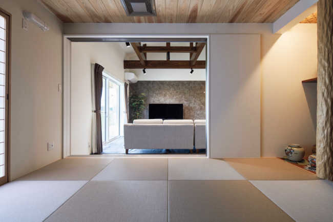 リビングに隣接する和室は、伝統的な日本家屋の手法を存分に生かしたつくり