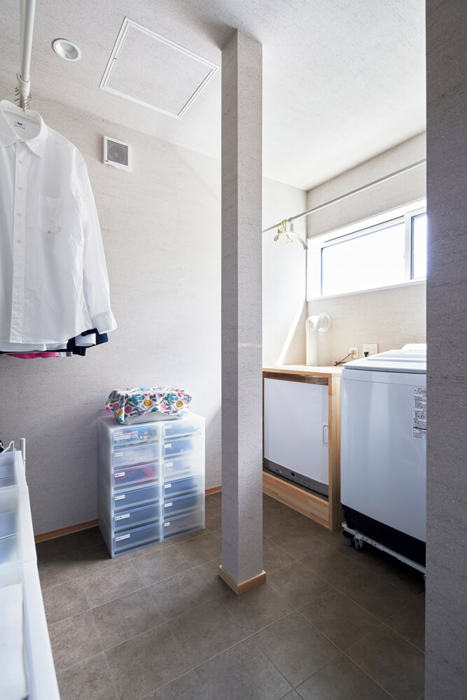 洗濯関連の動作が完結するランドリールーム。乾燥機を収納する造作ボックスは作業台も兼ねていて便利