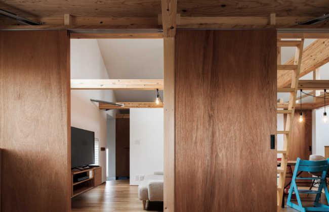 LDKを囲む個室は、間仕切り壁を小屋梁までとし天井高を2.1mに抑えた。これにより緩やかに家全体がつながる住空間を実現している