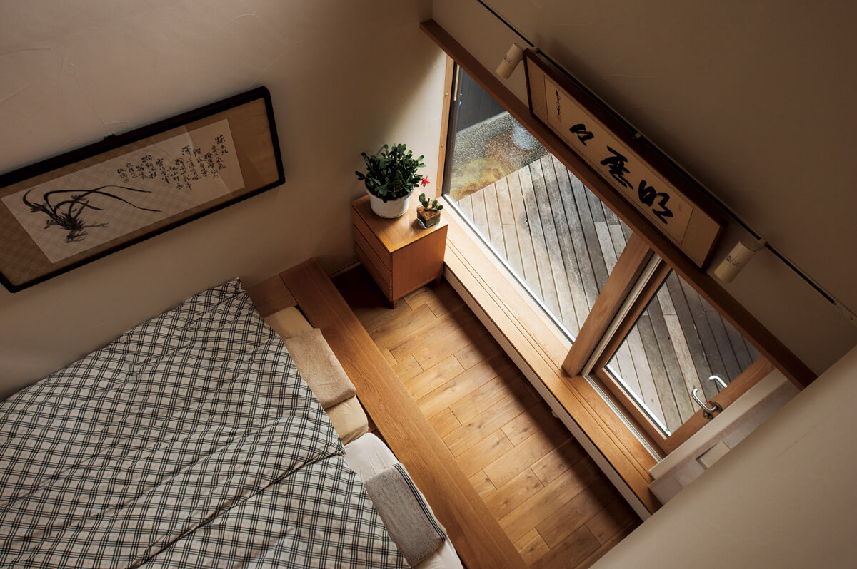 ロフト風の2階と寝室は吹き抜けでつながる。空気が自然に対流する開放的な造りは、結露防止の一助にもなっている
