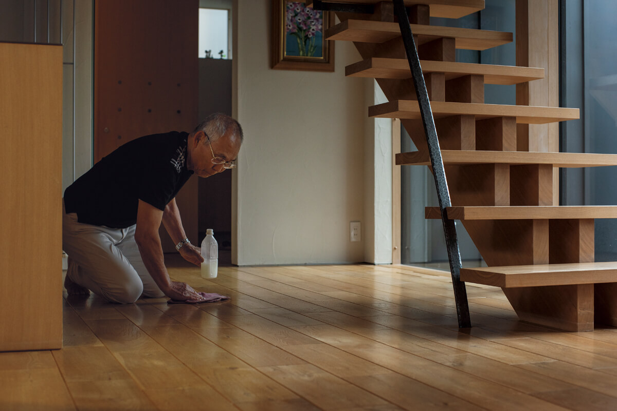 Mさんの手によって磨き込まれたナラの無垢床は、中庭の光を浴びて艶やかな表情を見せる