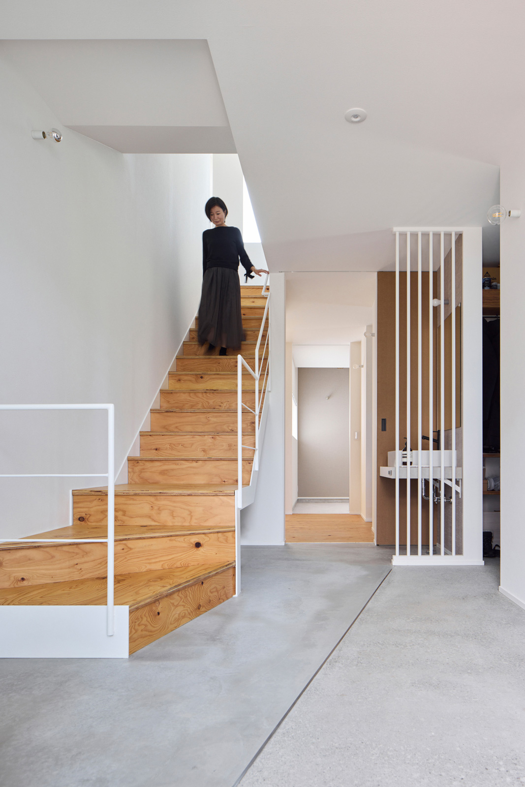 階段には構造用合板を使い、コストを抑えるとともに、木の風合いが生きるデザインを実現
