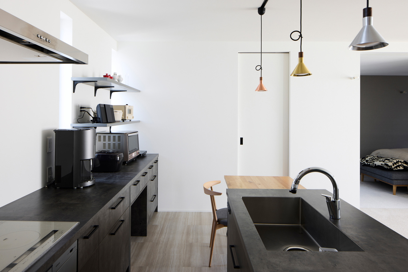 キッチンまわりはブラックで統一。ダイニングテーブルはキッチン幅やスペースに合わせて造作した伸縮タイプ