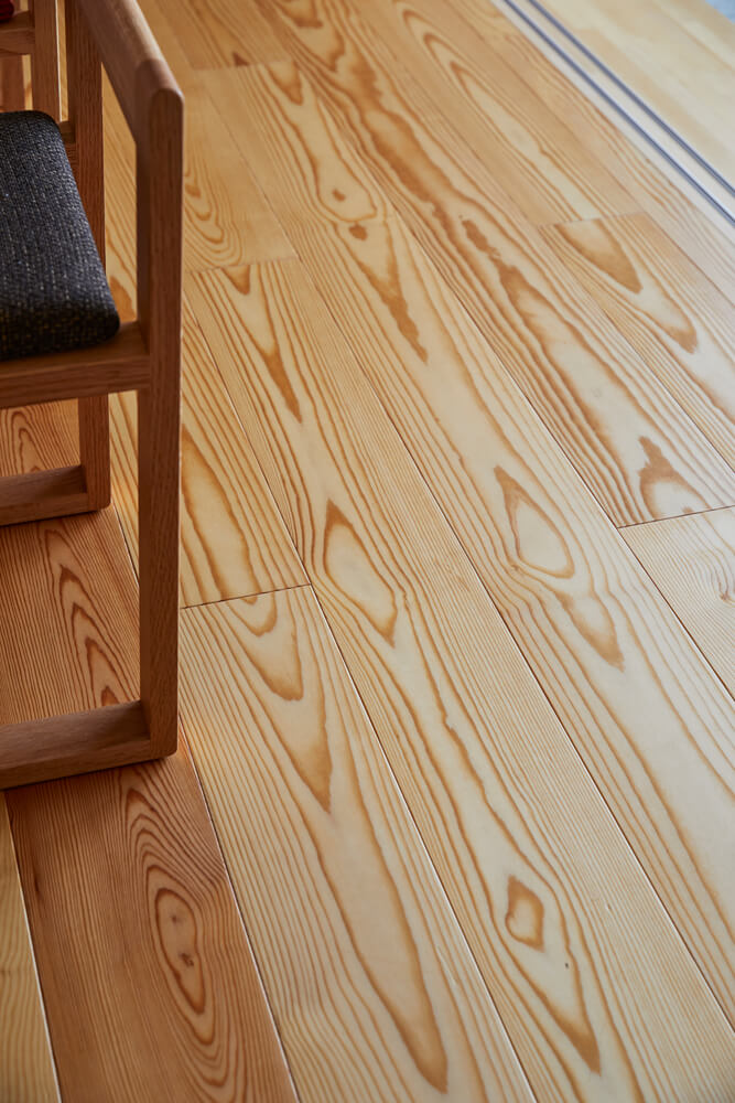 床材は信州アカマツを採用。強度や耐久性に優れ、年月が経つごとに美しい飴色に変化していくのが魅力