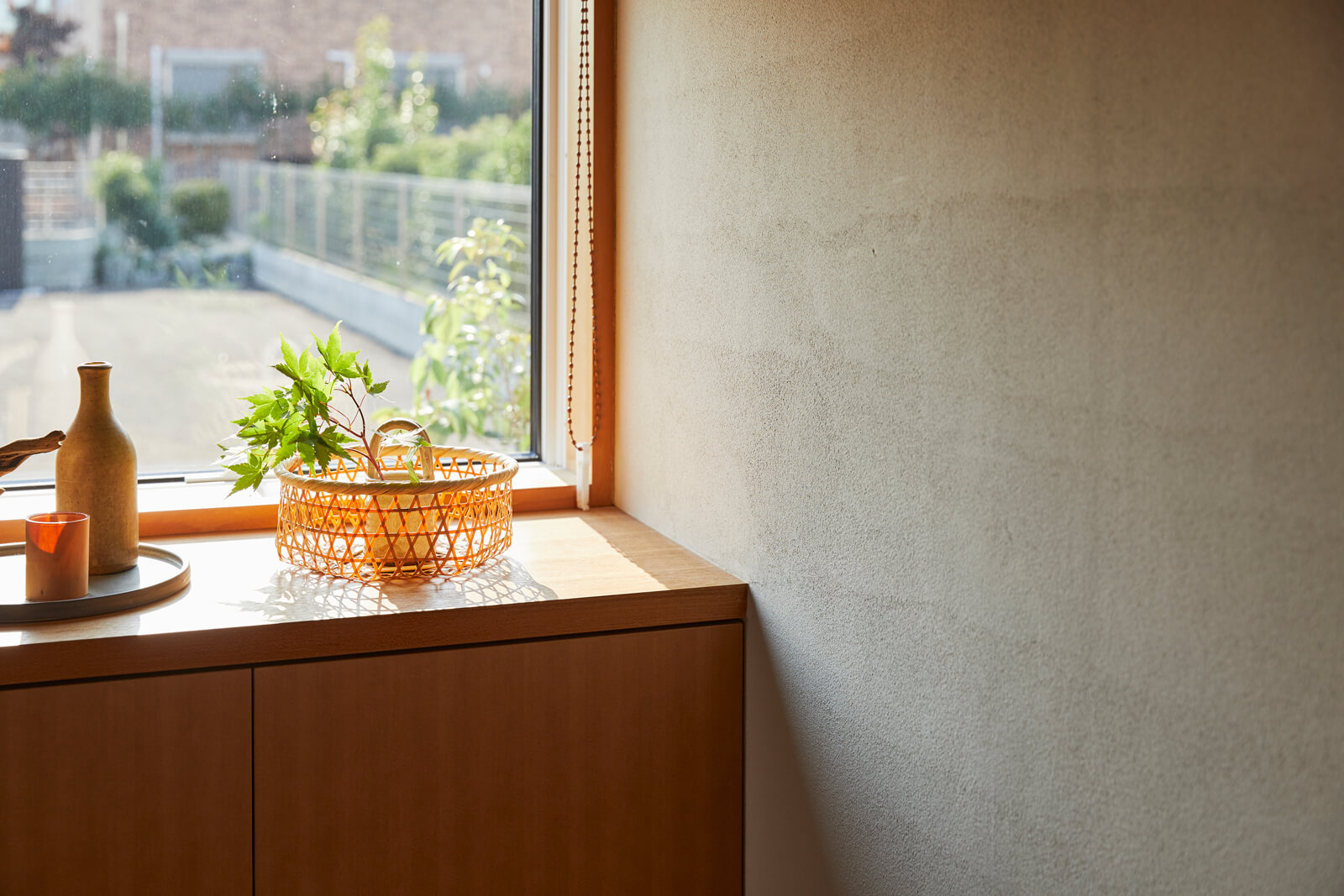 壁には珪藻土に光触媒チタンアパタイトを配合した塗り壁材、フラッシュクリーンを施工。調湿効果や有害物質吸着効果が期待できる