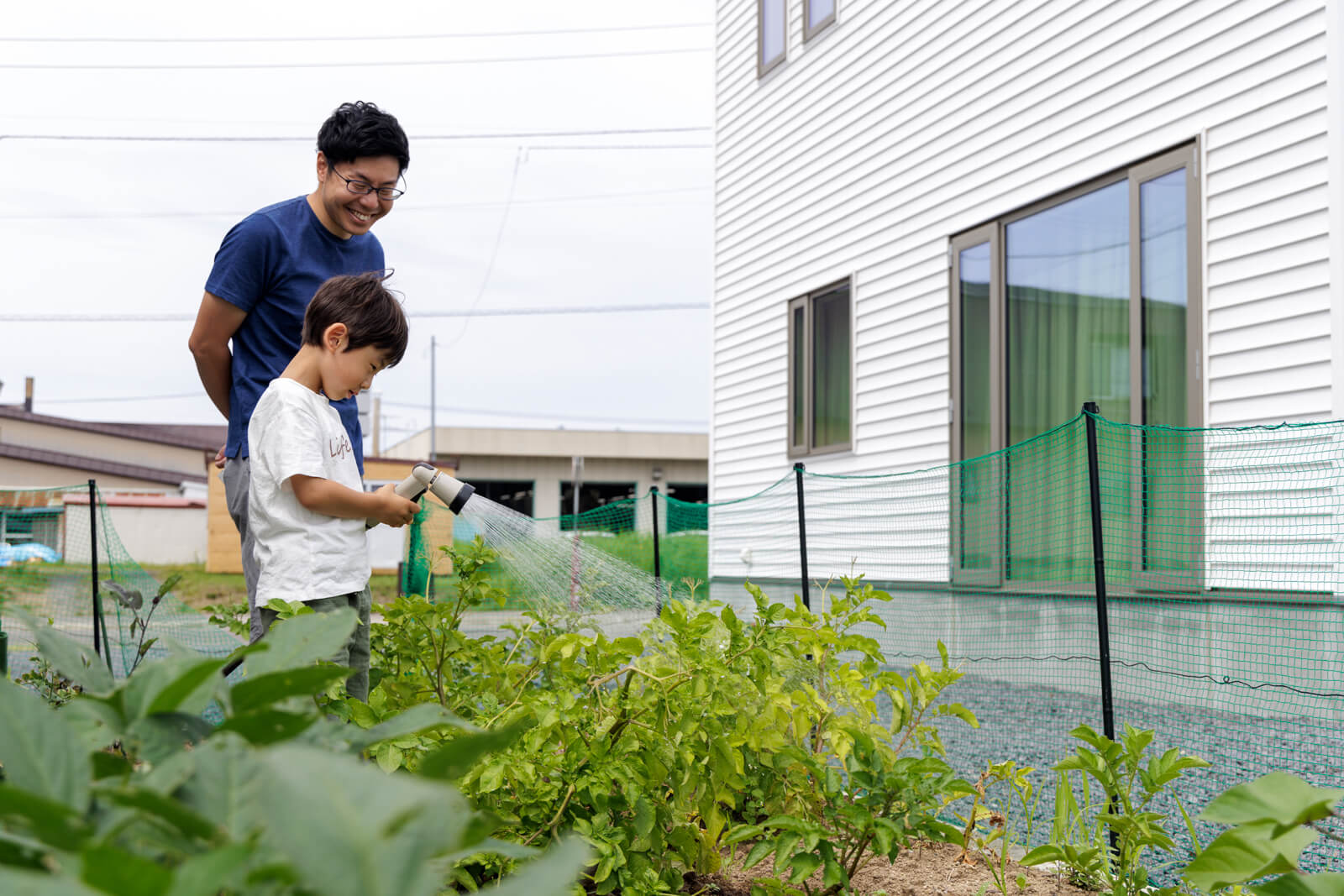 裏手には、家庭菜園や人工芝エリアなどを設け、プライベートスペースとして活用。この夏はBBQで大活躍したそう