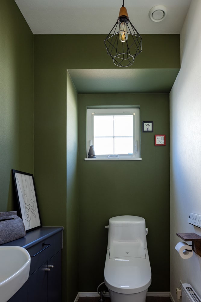 1階トイレは、壁紙や照明、サッシを交換。造作手洗いカウンターは既存のものを塗り直した