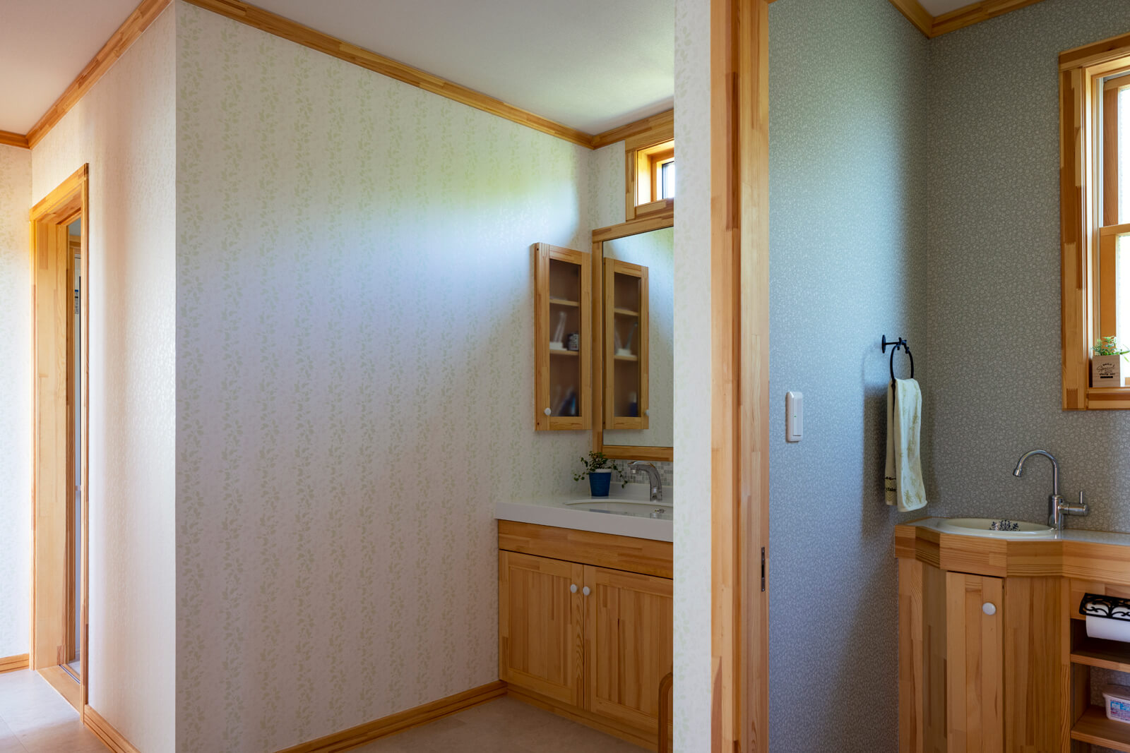 洗面台、トイレなどの水まわりは横並びに配置。洗面台上のFIX窓から光を取り込み明るさも確保した