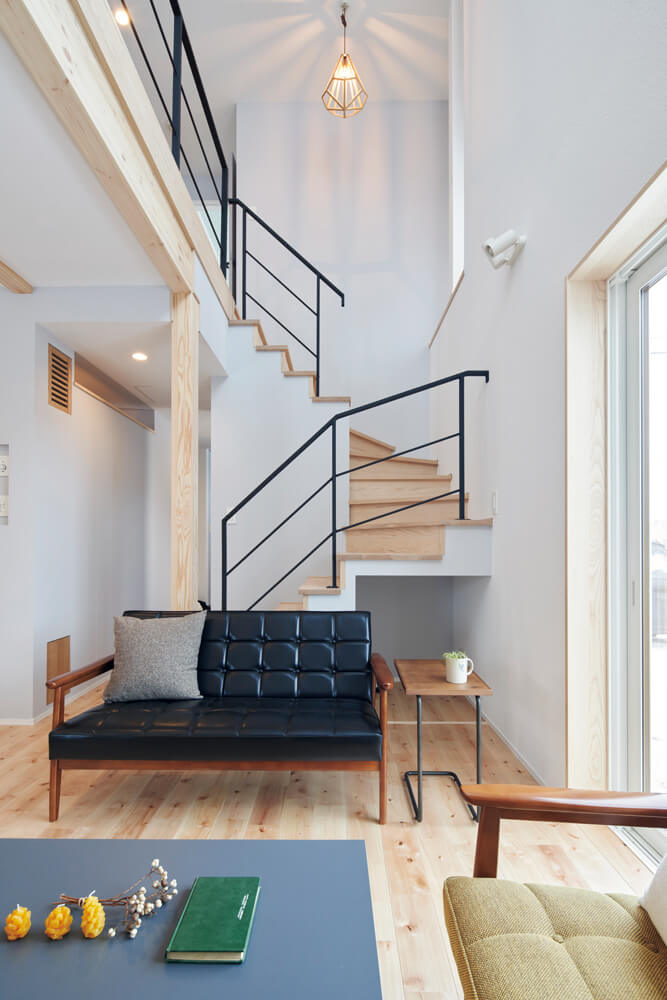 空間を有効活用した折り返し階段のデザイン性が吹き抜けの魅力をアップ。奥行きも感じさせる