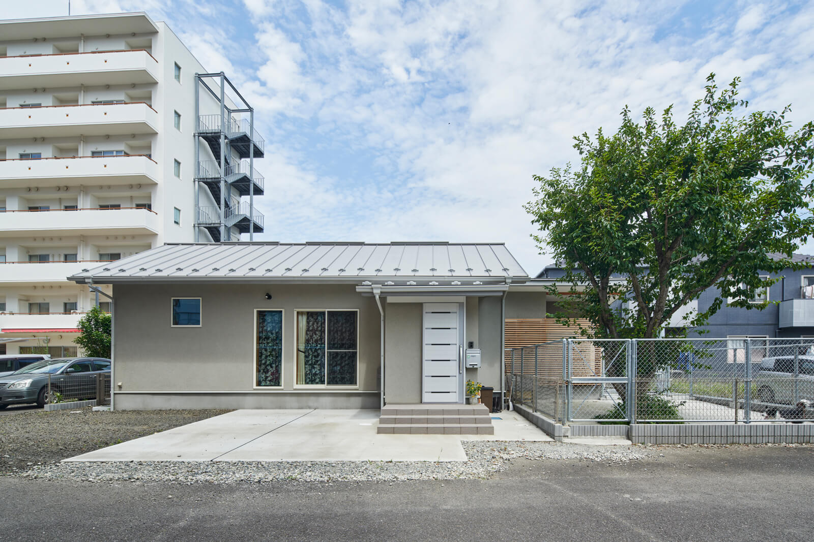 瓦屋根だった昔ながらの和風住宅が現代の暮らしに合った洋風住宅に変貌。庭の一本桜は家のシンボルツリー