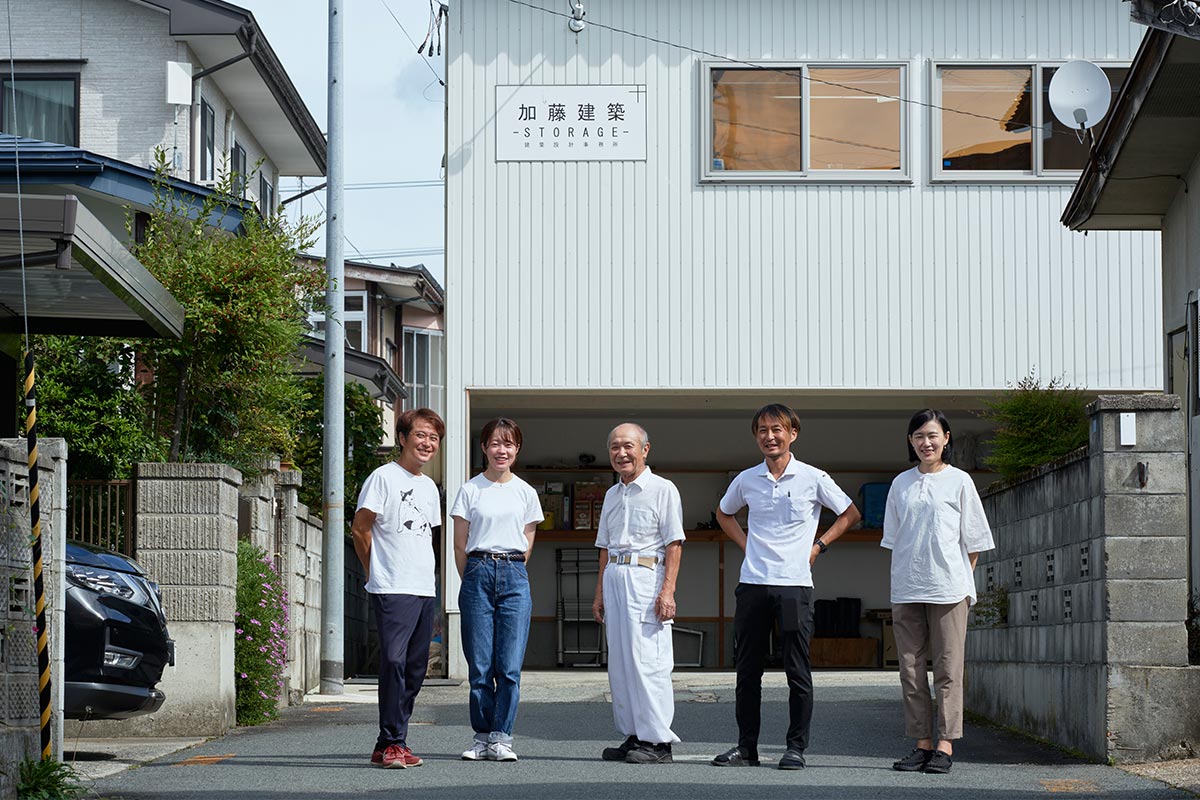 山形市内に立つ事務所前で。左より加藤英司さん、長利咲代子さん、加藤勇男さん、勇紀さん、真理さん。少数精鋭で一棟一棟心を込めた住まいを手がけている