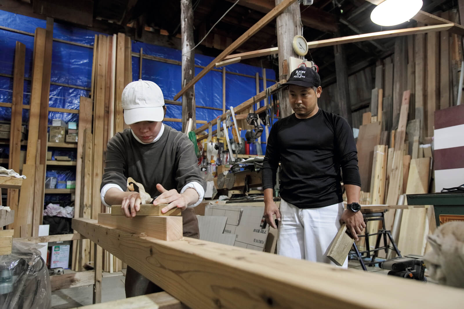 加藤建築は、地元の材を使った家づくりを手がけるとともに、未来の地域を支える若い大工の育成にも注力。