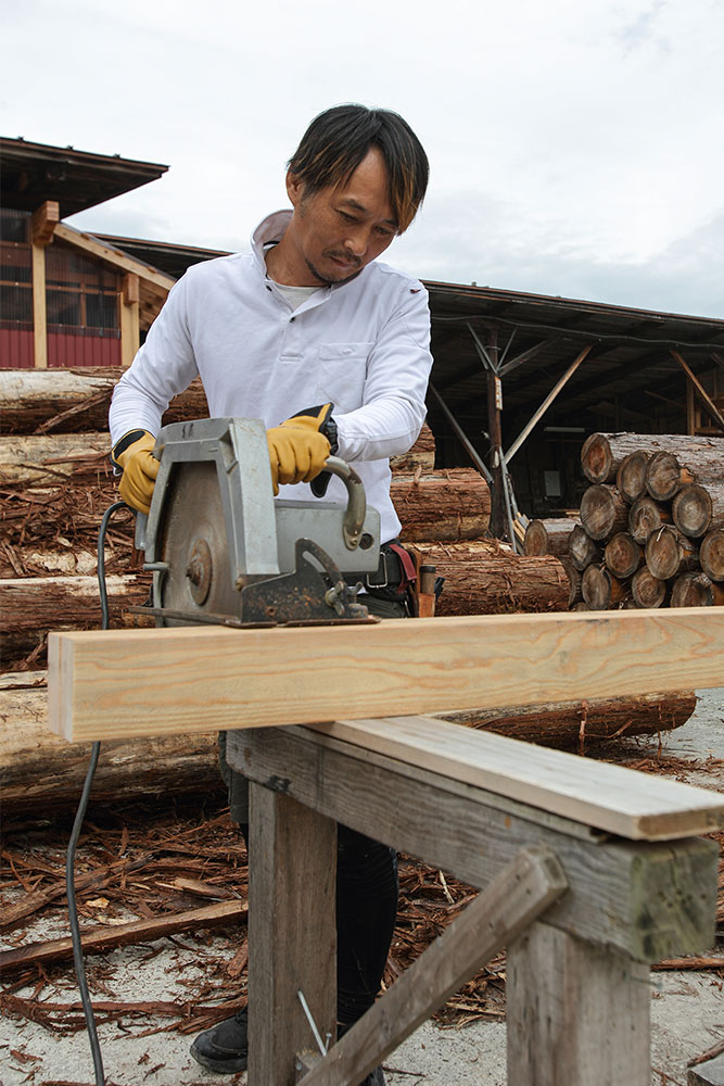 加藤建築の代表取締役で大工の兄・勇紀さん（左）と、