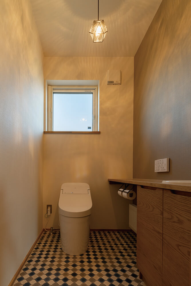 1階のトイレは、造作の手洗いカウンターを備える