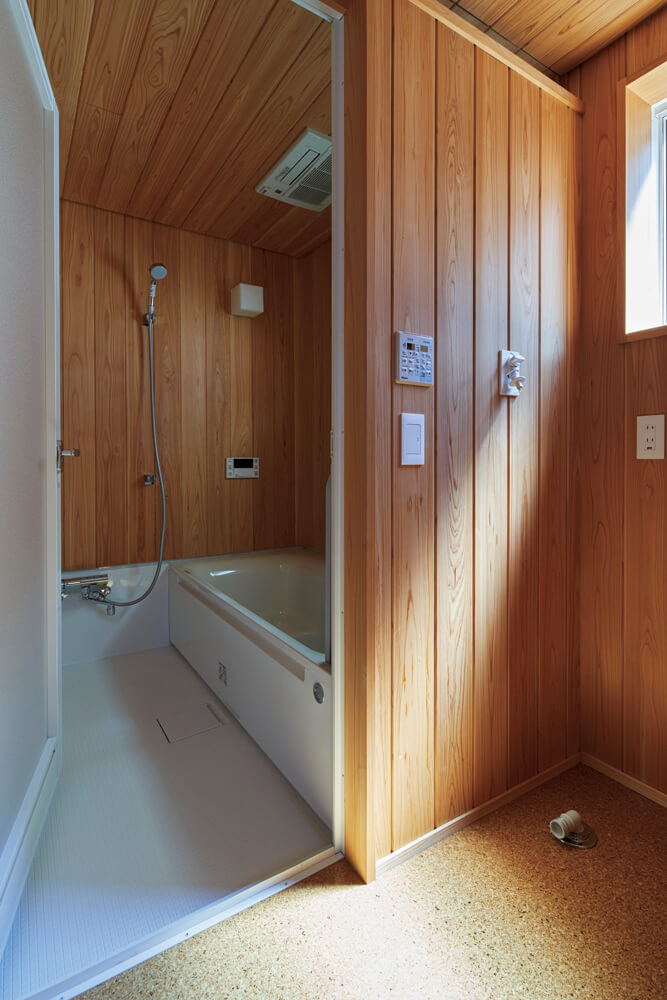 リラックスできる浴室はハーフユニットを採用。天井と壁の上部をサワラ板張りにし、上質感を演出した
