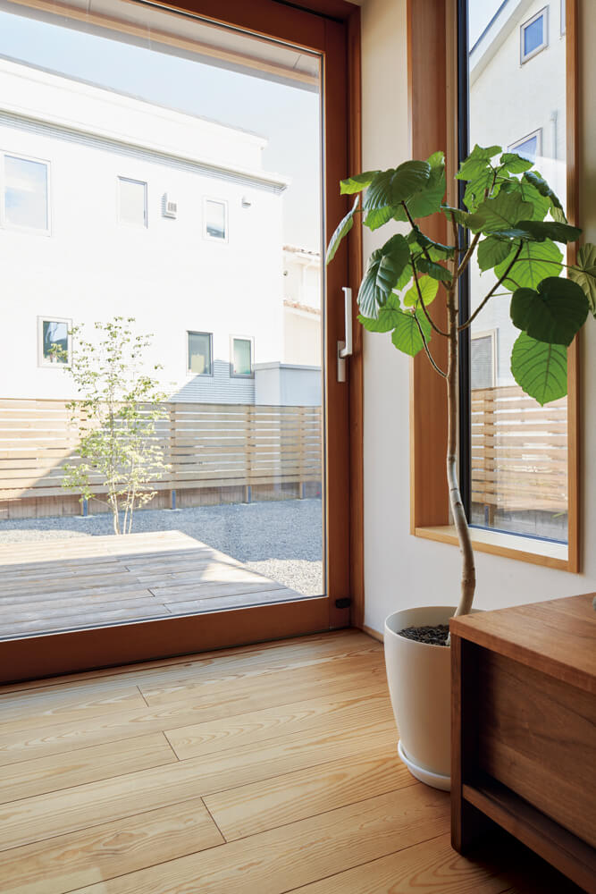 リビング南面には特注の木製サッシを導入。中桟のない大きな窓が開放感や庭との一体感を生み出している