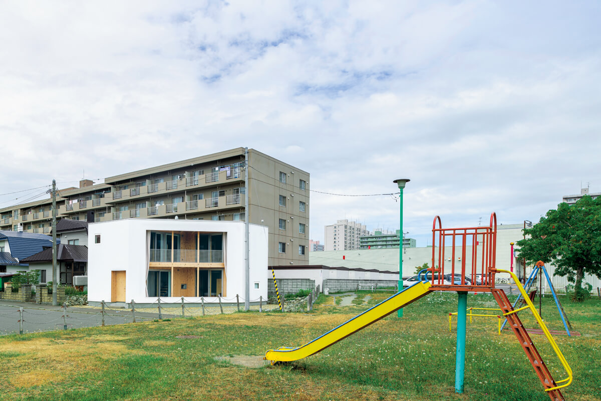 北西側にマンションが建っていることもあり、敷地の隣にある児童公園に向かって大きく開いた設計に。ご夫妻は、公園が近隣住民の通路になっていることもあり、初めは戸惑いがあったものの最近は環境に慣れ、少しずつ自分たちらしい住まいの使い方を楽しんでいるそう