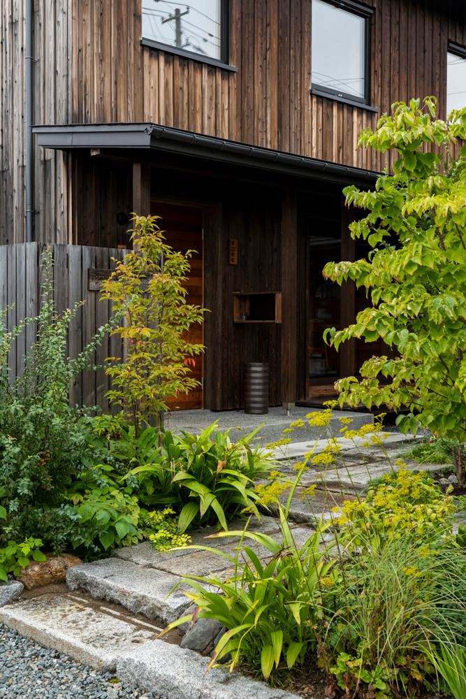 自宅と社屋の間には緑豊かな庭をレイアウト。建物を庭に対して開くことでプライバシーにも配慮している