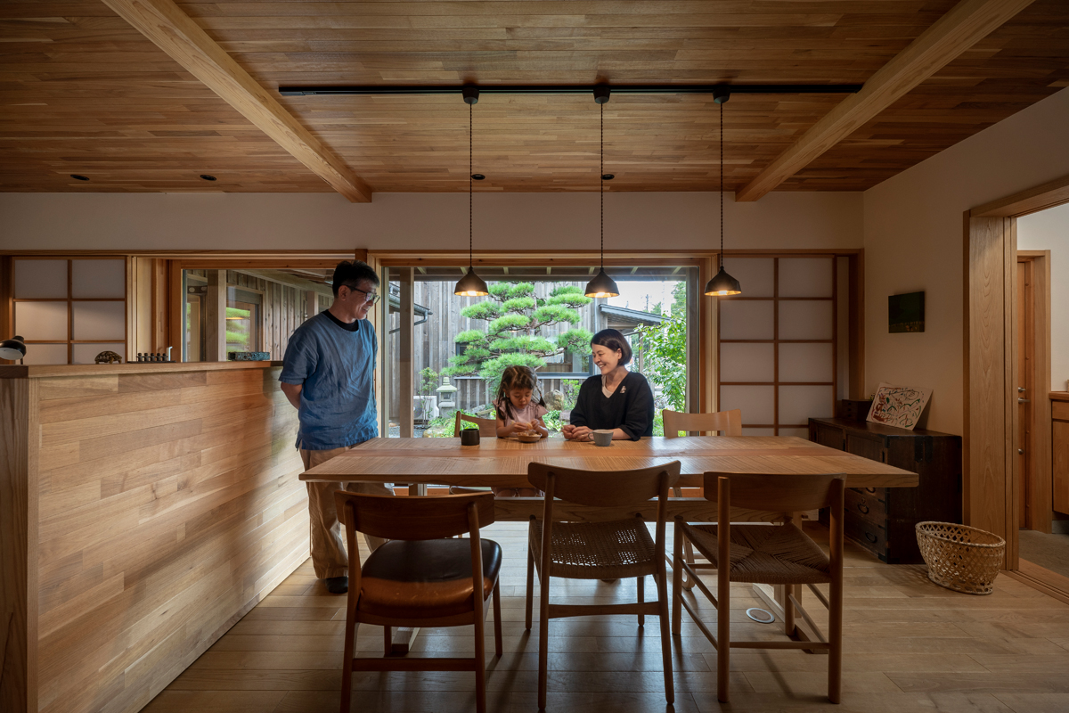 ダイニングテーブルは県産のケヤキとセンで造作。椅子も県産材を使った県内在住作家の作品を取り入れている