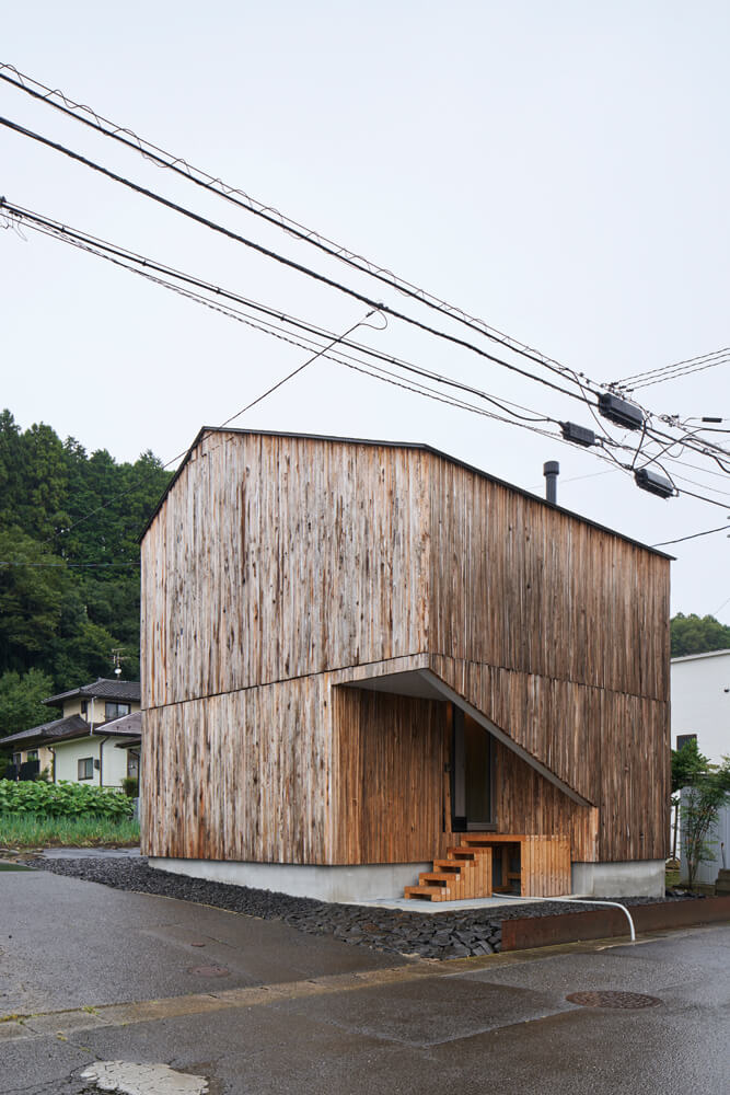 27坪という狭小地に立つ、外壁に屋久杉を採用した箱型のKさん宅。外部の建築家との共同プロジェクトにも対応できる力のあるnegla設計室ならではの一軒だ