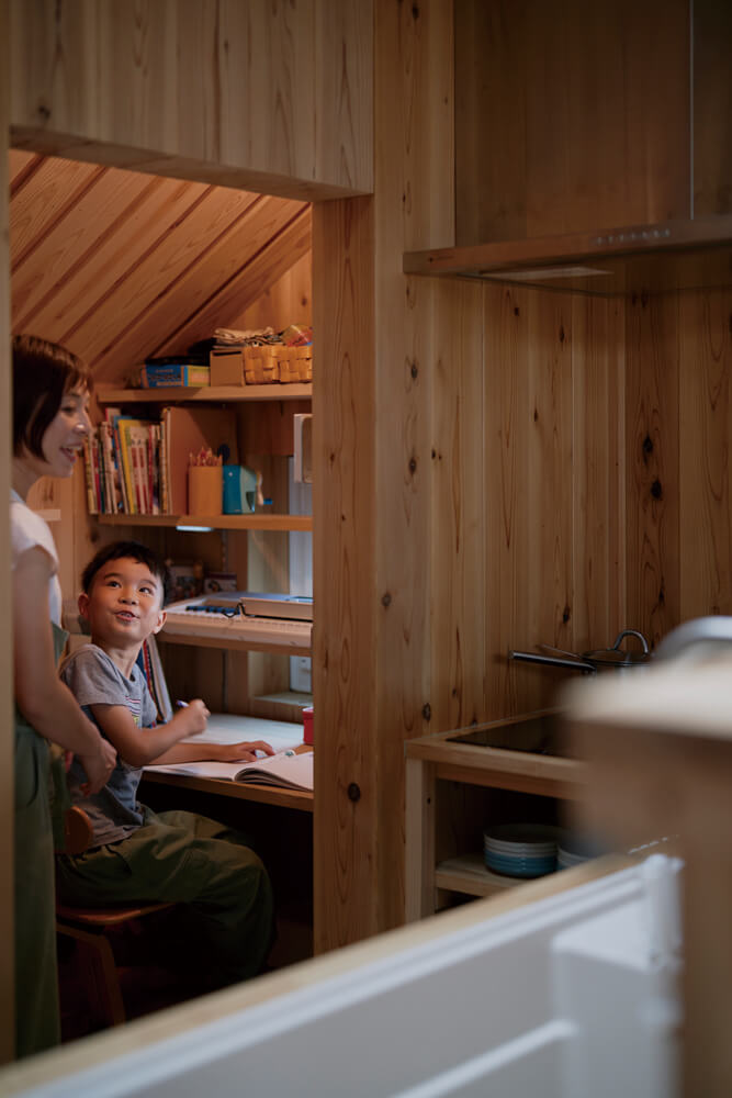 キッチンの背面には子どもの勉強机も造作されたパントリーをレイアウト。キッチンに立ちながらも勉強の様子を見守ることができる