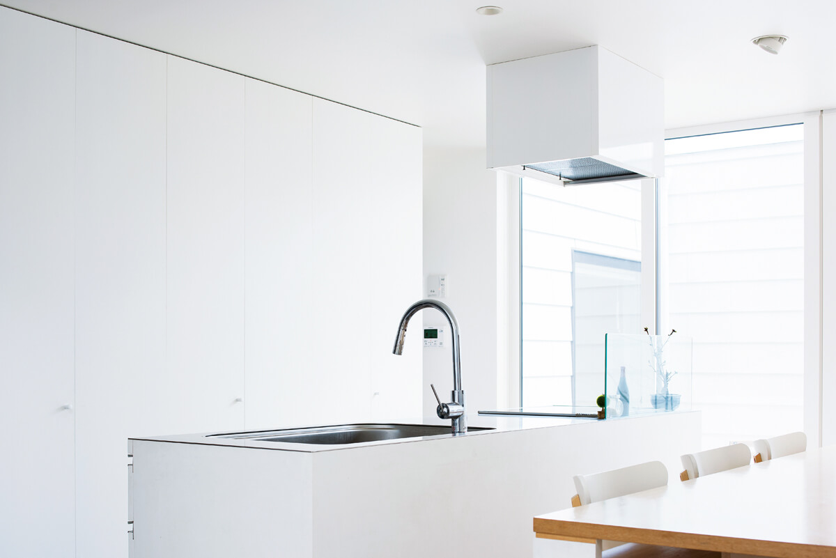 キッチンも内装に合わせて白で統一され、清潔感あふれるデザインとなっている