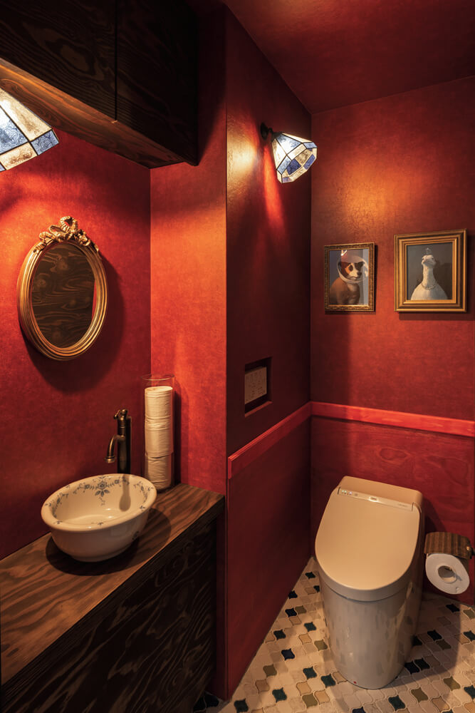 トイレは、奥さんが大好きなフランス映画「アメリ」のイメージを具現化
