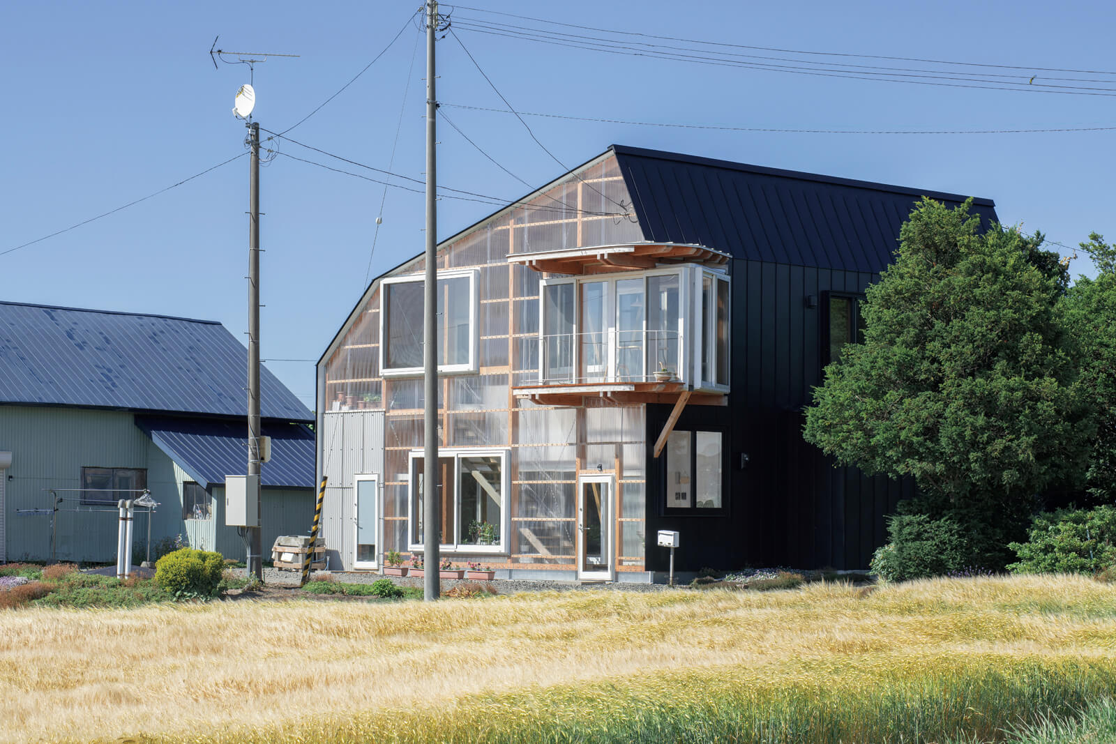 北海道ならではの異形屋根のフォルムと素材や意匠性の組み合わせに、過去と現在の融合が感じられる