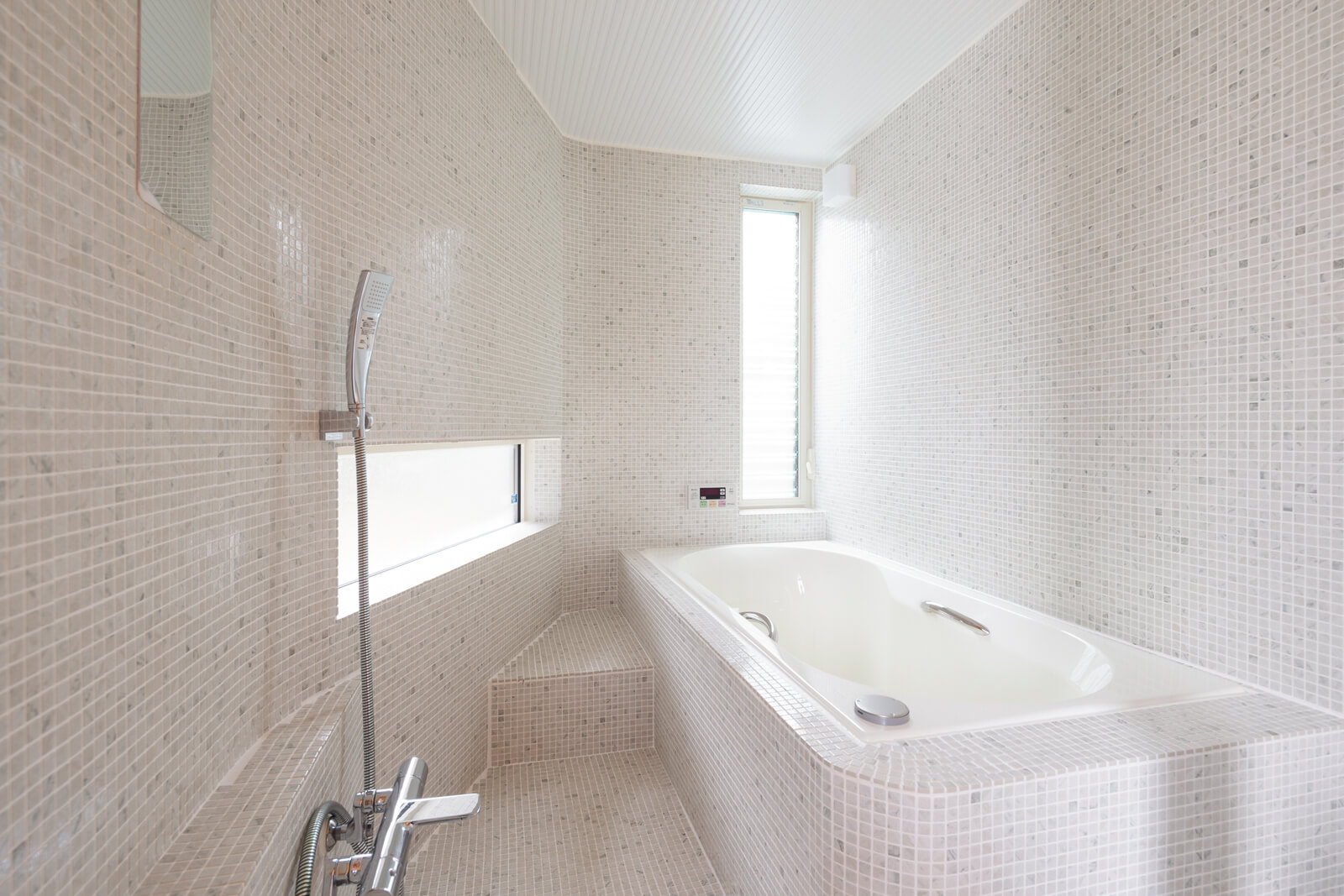 リゾートライクな雰囲気の明るい浴室は、全面モザイクタイル張り