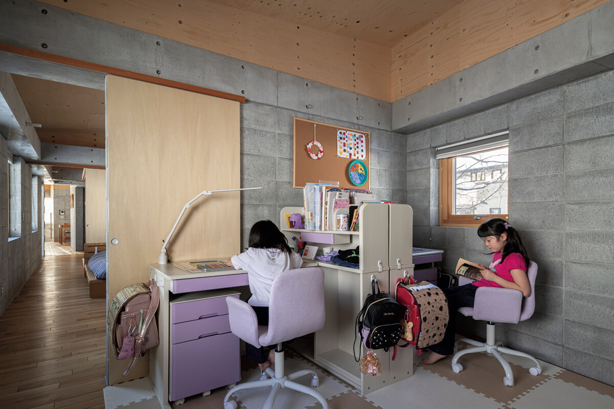 一番奥の部屋は、今はお子さんたちが勉強したり遊んだりする部屋として活用しているが、近い将来、もともと想定していた寝室として使う予定。半袖姿にこの家の暖かさがうかがえる