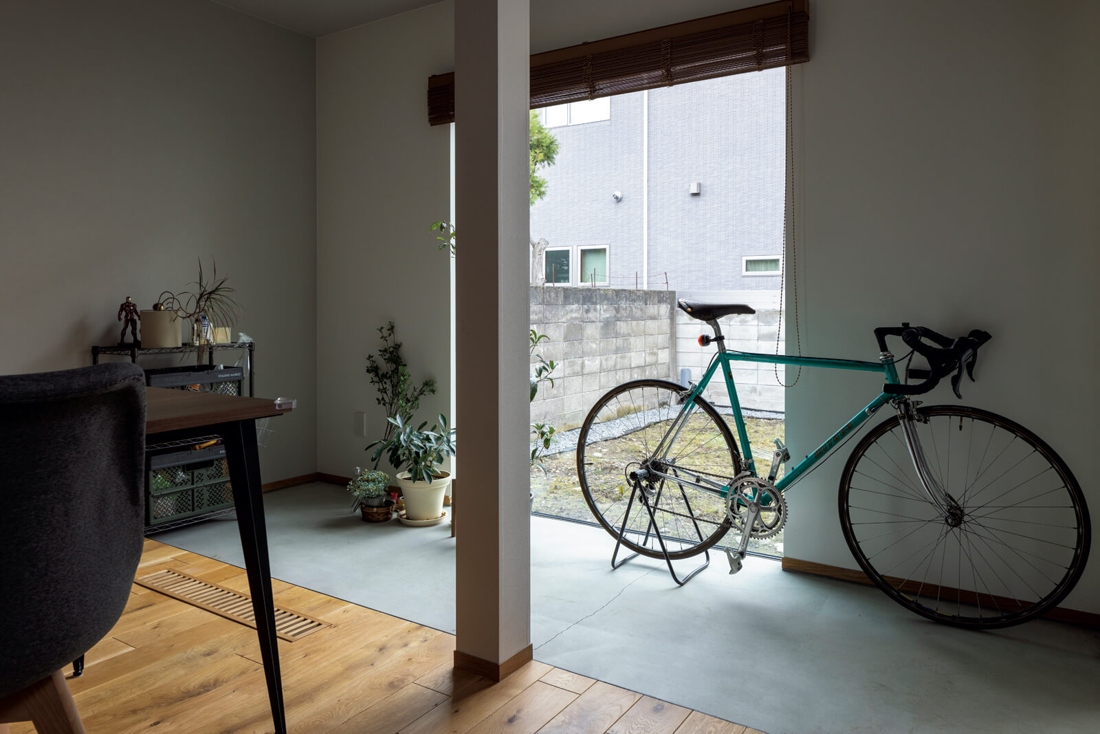 土間は、自転車置き場や観葉植物コーナーに。掃き出し窓を設置し、そのまま自転車の出し入れができるようになっている