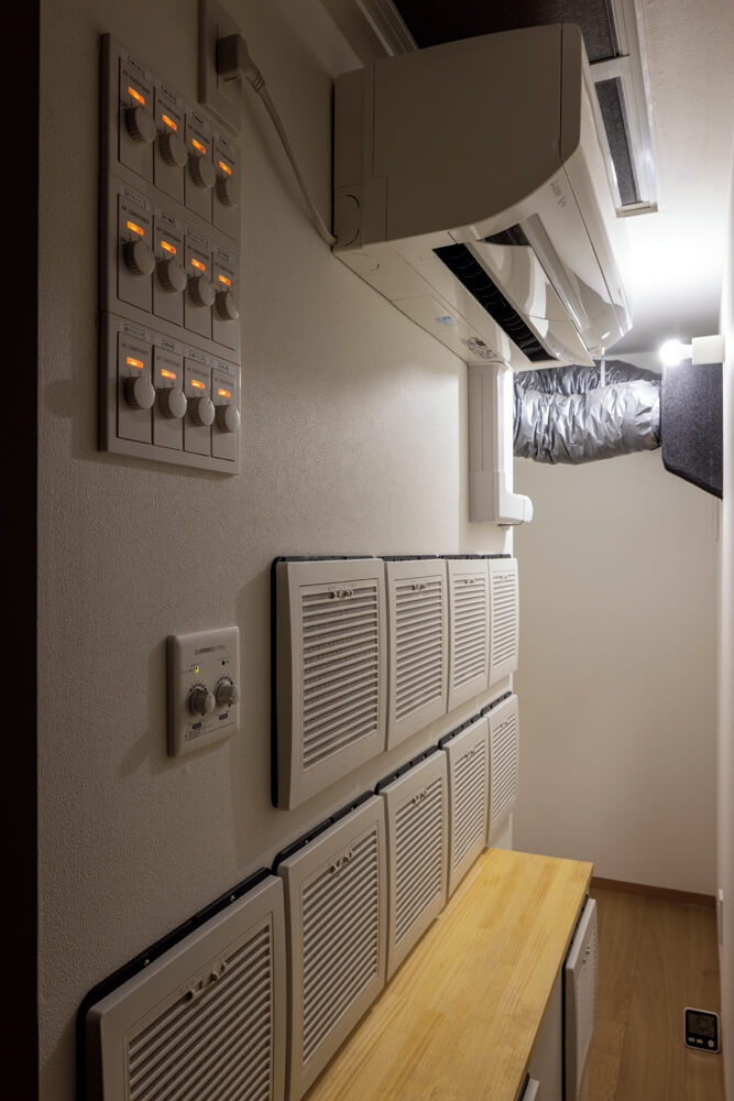 エアコン1台で全館空調が可能なYUCACOシステムは、小部屋に集約されメンテナンスしやすい
