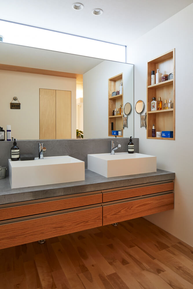 独立した洗面スペースには、共働きご夫妻が並んで使えるように洗面ボウルを2台設置。モールテックスで仕上げた洗面台がおしゃれ