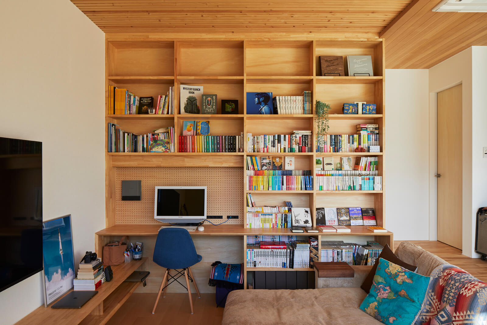読書好きな奥さんの要望で、リビングの壁一面に本棚とPCカウンターを造作。本の並べ方にもこだわっておしゃれなインテリアのよう