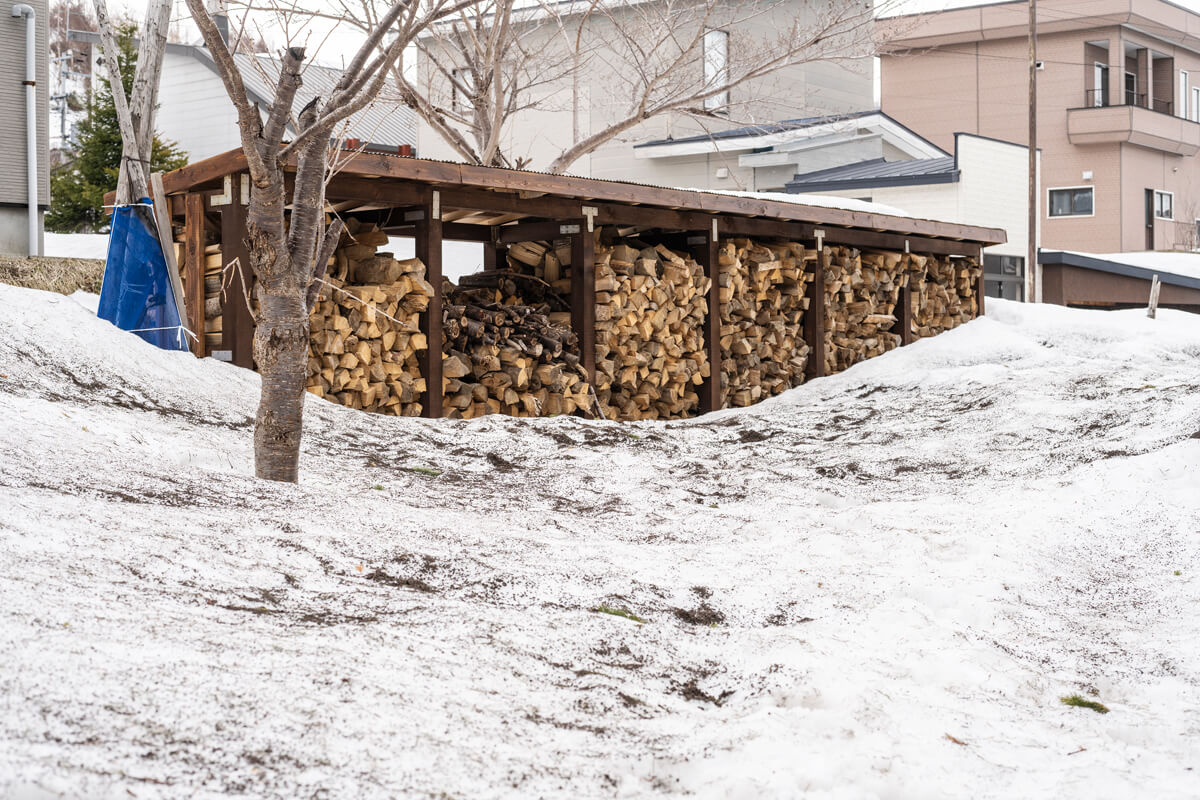 Uさん宅では、薪の灰を融雪剤代わりに庭に撒いて有効利用している
