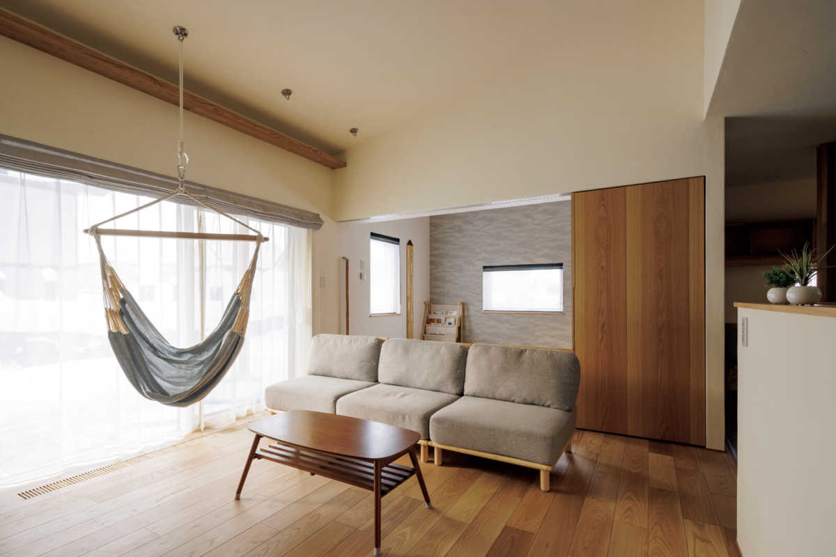 「長く住み続けられる家を」と考えていたKさんの要望に、キクザワの高性能住宅はぴったりと合致。丁寧な断熱・気密施工により、真冬でも薄着で過ごせる程のほっとする暖かさが室内の隅々まで行き渡っている