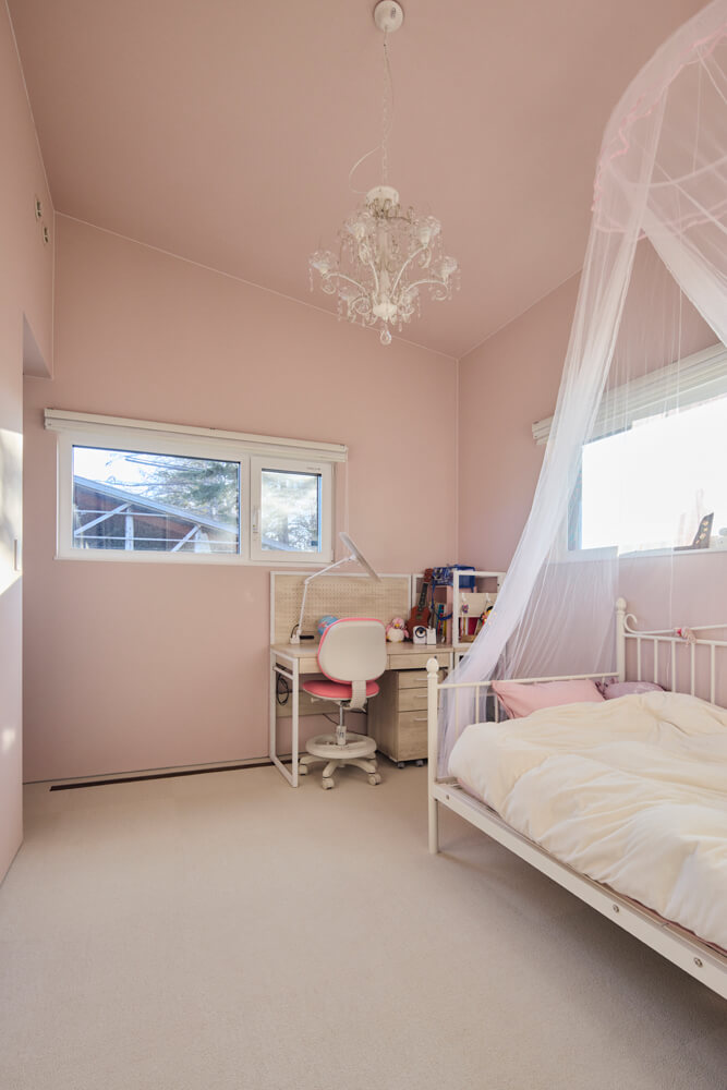 寝室と廊下を挟んだ位置に設けた長女の部屋は、本人希望の淡いピンクを基調にしたかわいらしい色合いに