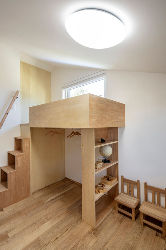 2階の子ども部屋には、勾配天井の高さを生かしてコンパクトなロフトベッドを造作。ベッドの下は収納として活用できる