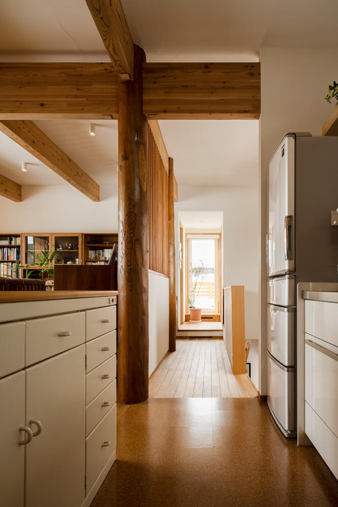 キッチンと水まわりは、コンパクトな動線で結ばれ、家事効率も良い。カウンター収納は、長年愛用してきたものを再利用した