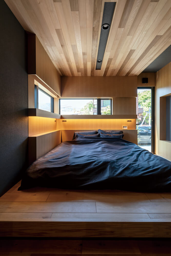 寝室は木を多めに使ったくつろぎ空間。ベッド部分は台座をつくりマットレスでも布団でもOKな仕様