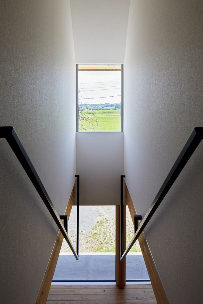 階段の吹き抜け上部の採光窓は、景色を切り取るピクチャーウインドウとして視界を広げ、家族の目を楽しませる