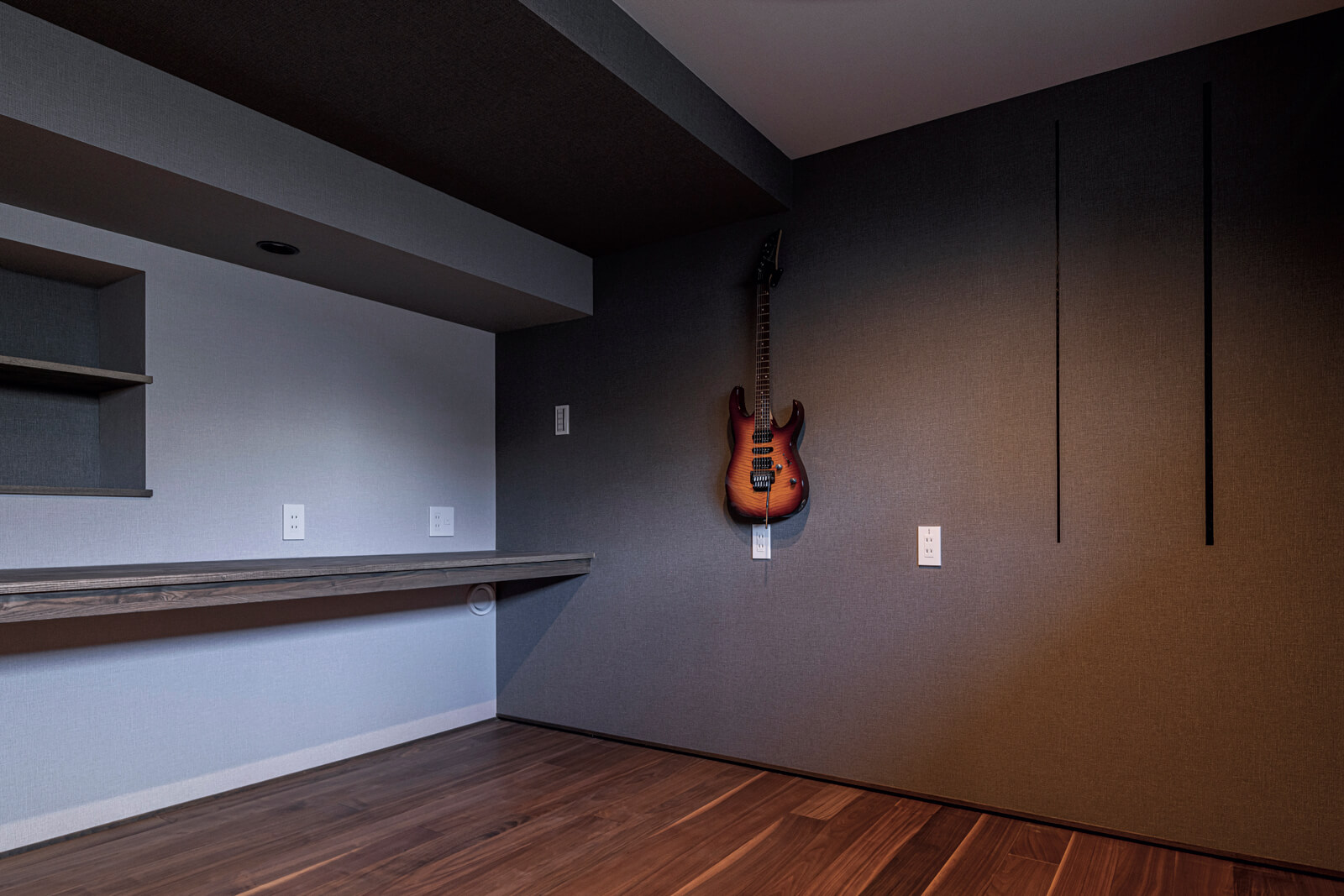半地下を利用して設けたKさんの趣味室兼書斎。趣味のギターを楽しむために、壁には簡易防音を採用。心置きなく自分の世界に浸れる