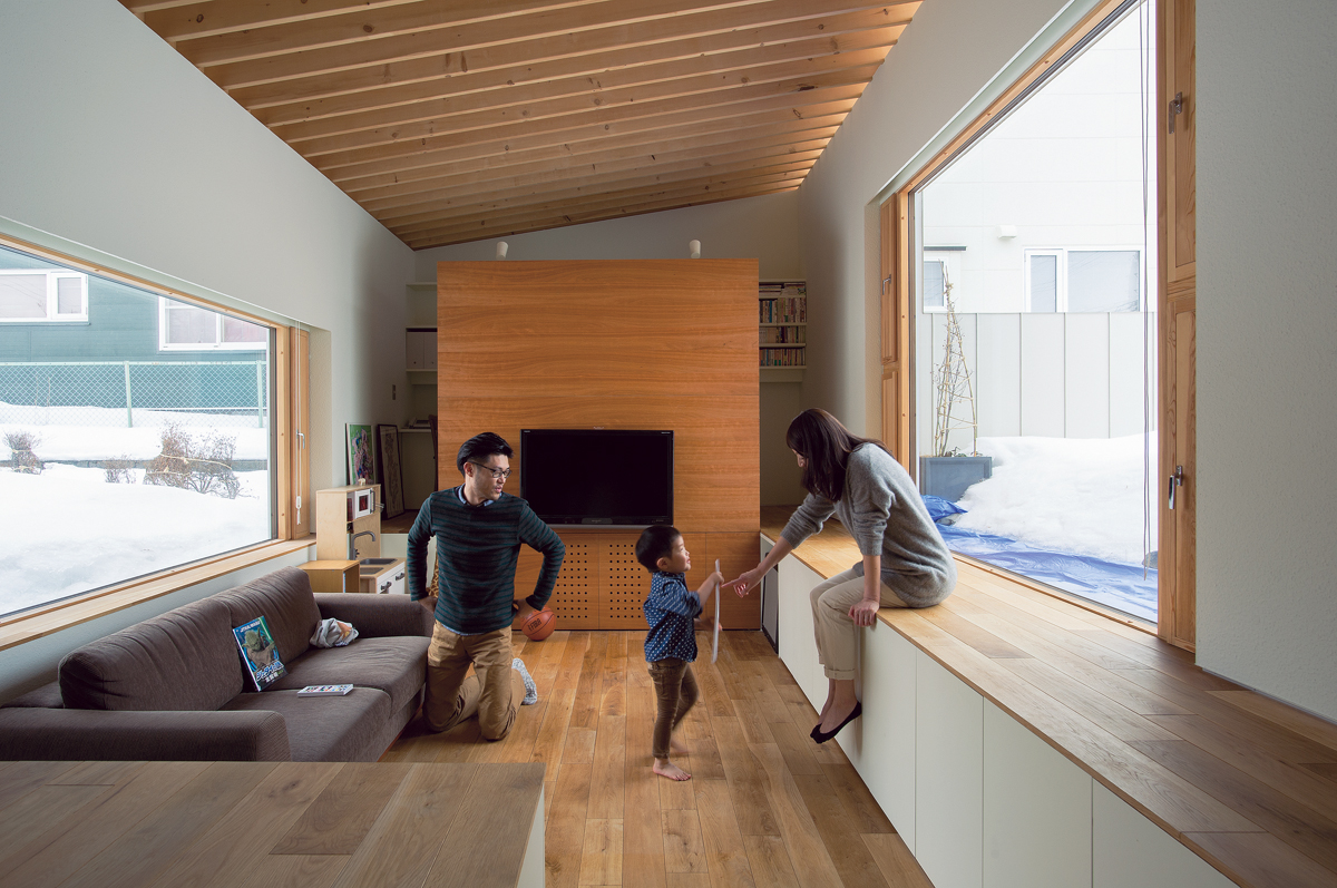 床の高さを変えてゾーニングされたリビング。ステージはベンチにもテーブルにもなる。裸足でも快適な暖かさをつくる住宅性能も、ストレスフリーに暮らすためには重要な要素。Wさん宅ではQ値1.29W/㎡Kの外皮性能を持ち、札幌版次世代住宅の認定も取得している